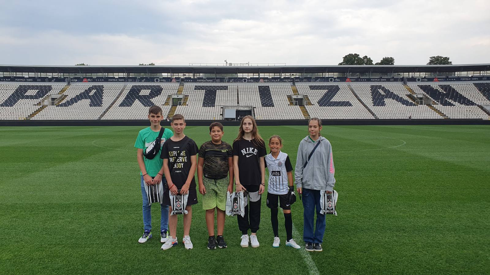 Mališanima iz Rudice ispunjena želja, posetili su stadion Partizana