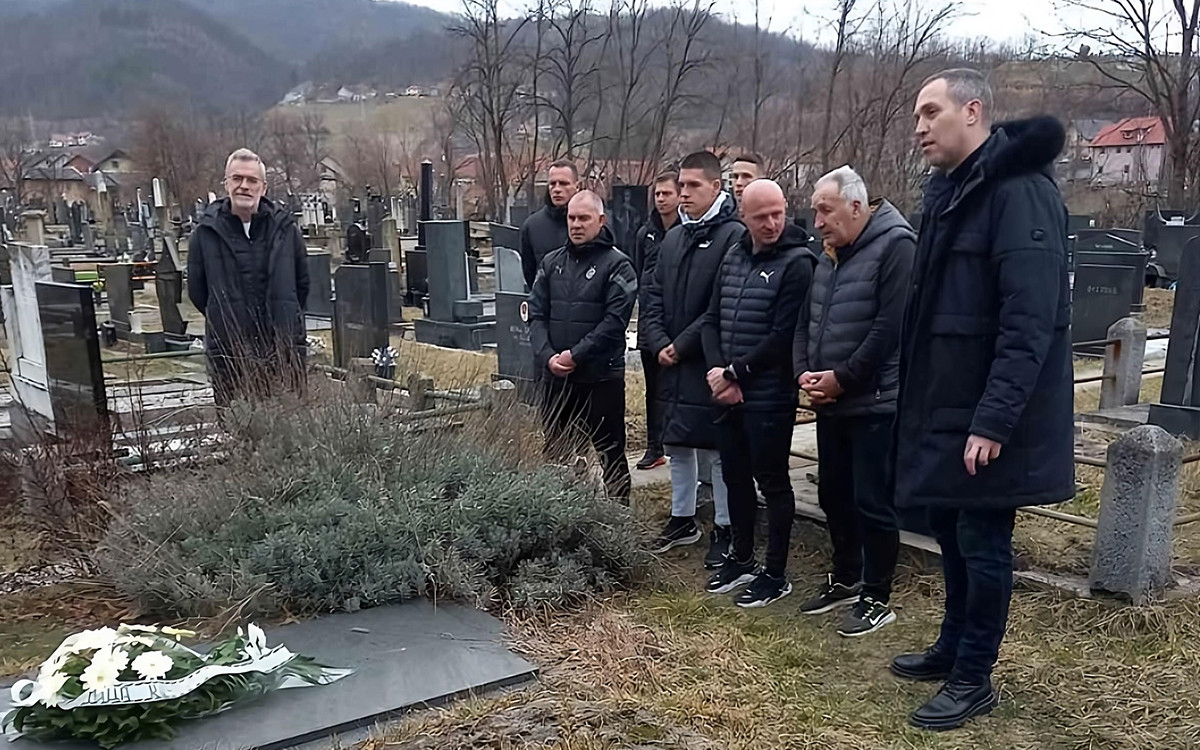 Crno-beli položili cveće na grob Vladice Kovačevića