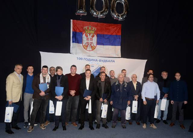 Plaketa Partizana kao poklon za vek postoјanja FK Budućnost iz Srpske Crnje