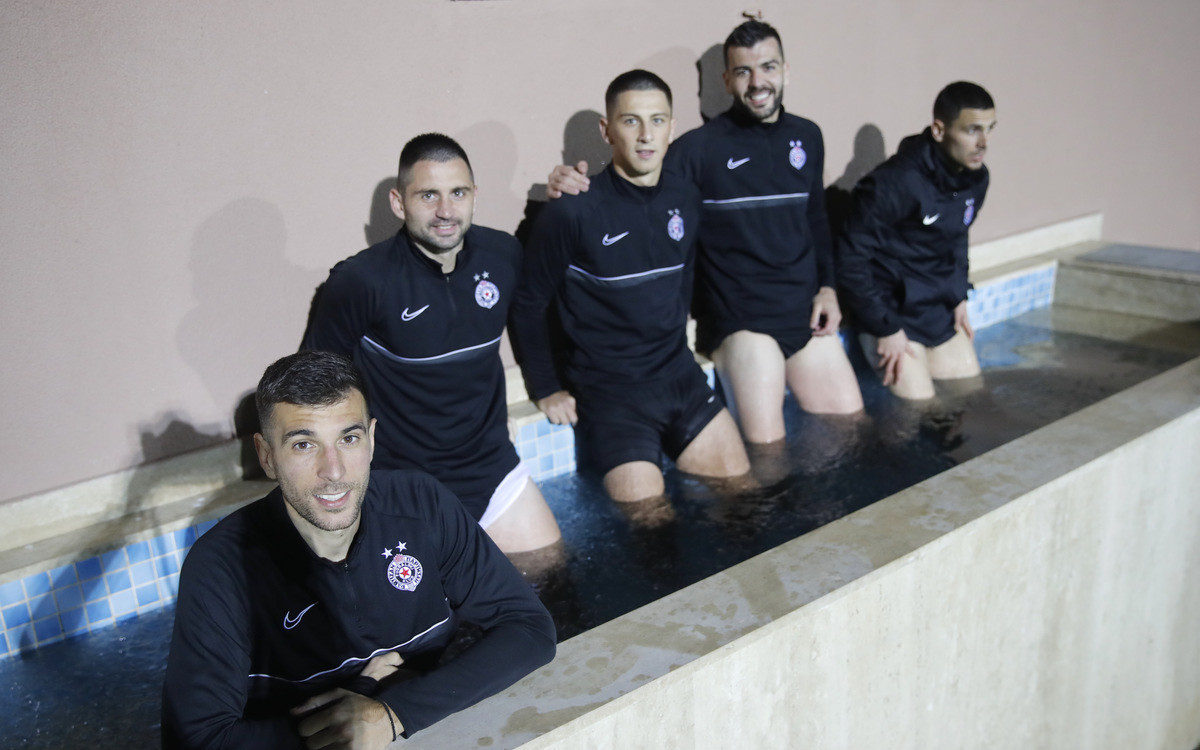 Јak trening i oporavak u bazenu sa ledom