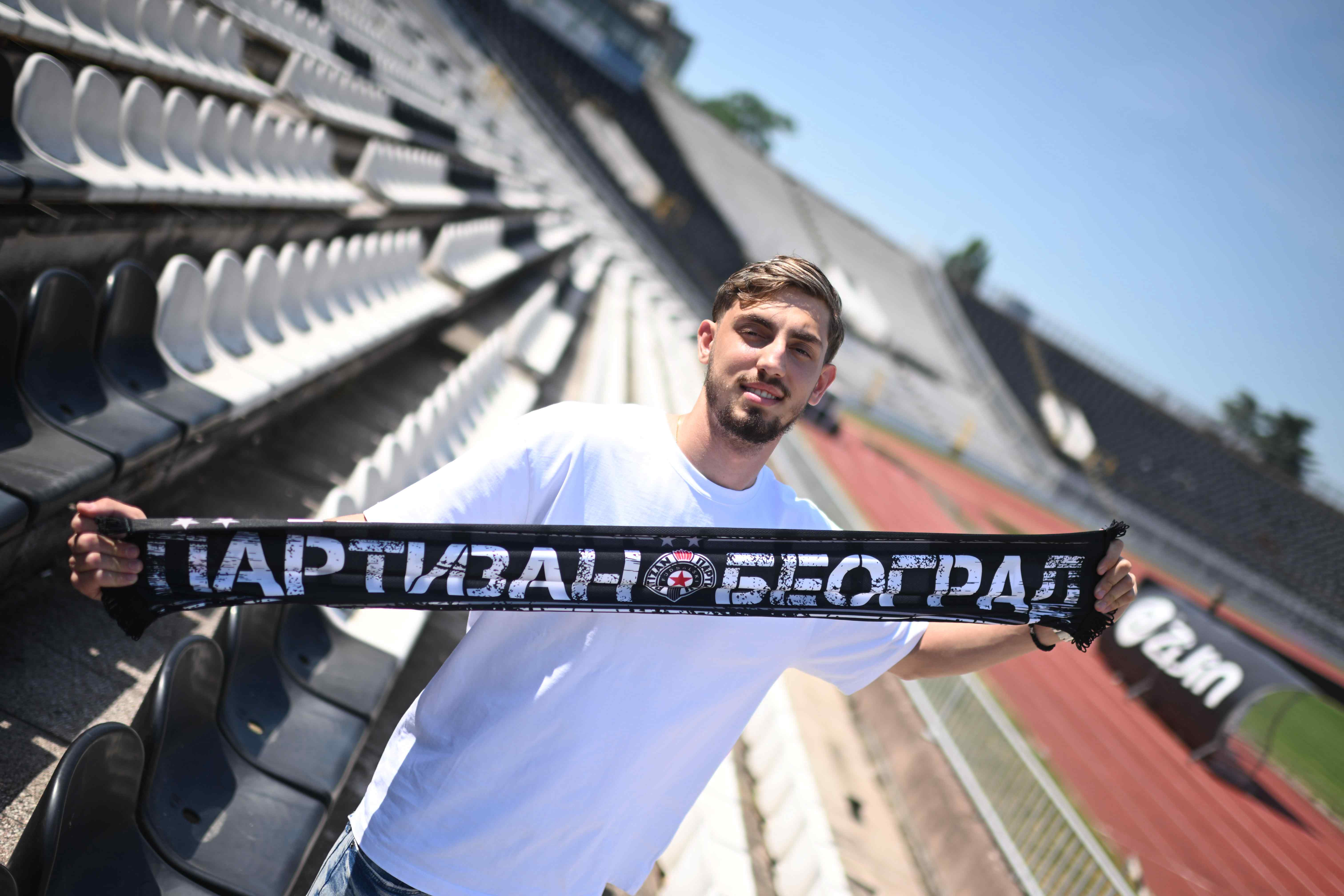 Aleks Zeković je novi vezista Partizana!