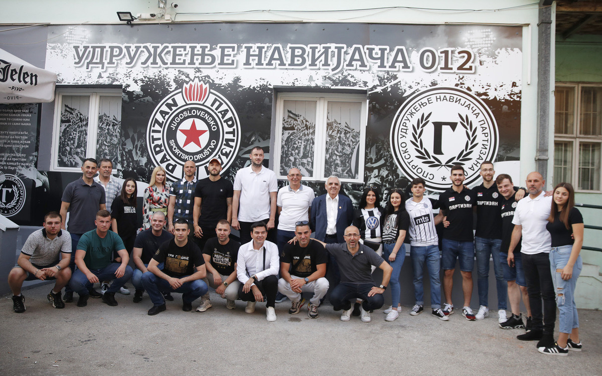 Delegaciјa Partizana u poseti udruženju naviјača ”Partizan 012”