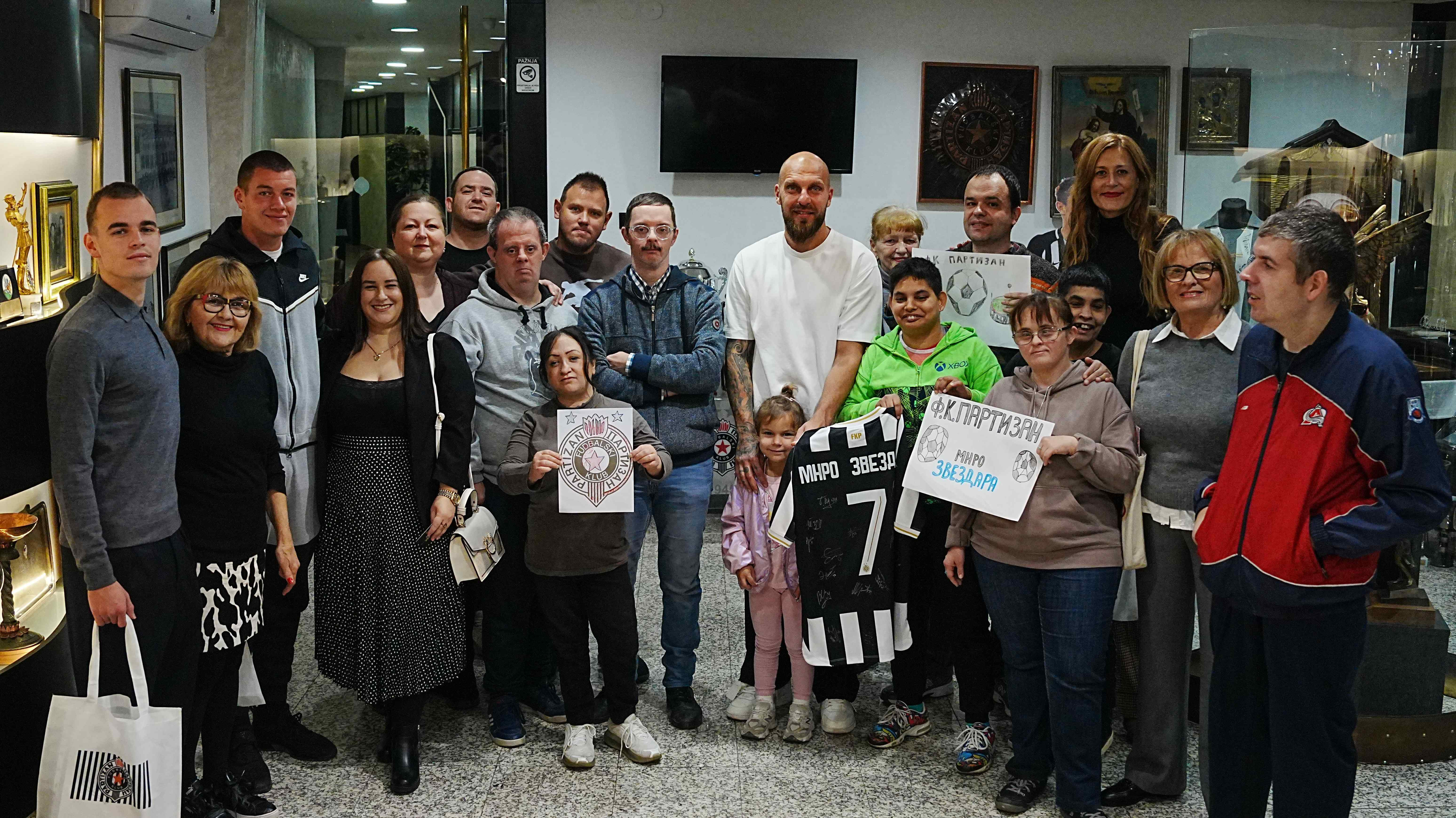Tradicija se nastavlja: Članovi MNRO Zvezdara gosti FK Partizan