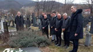 Crno-beli položili cveće na grob Vladice Kovačevića